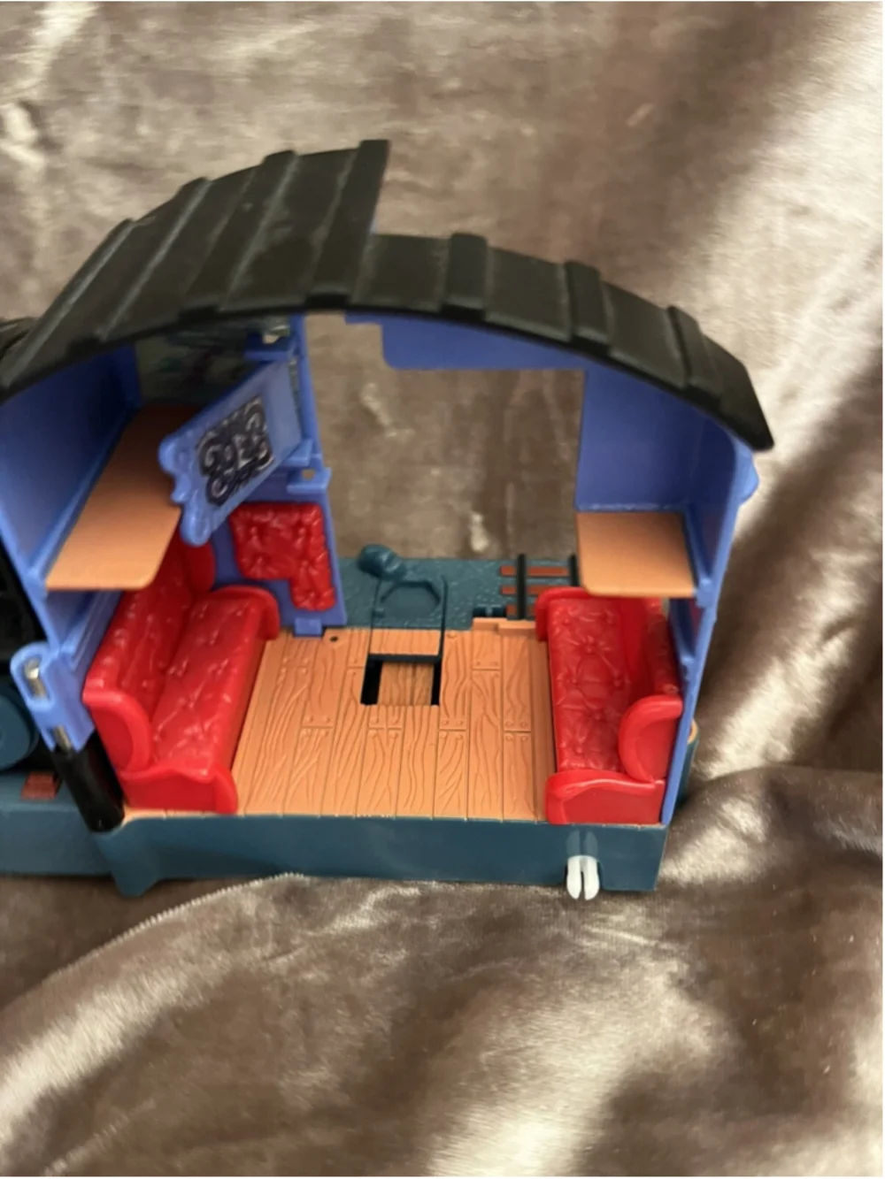 Harry Potter Polly Pocket Hogwarts Express Train Platform 9 3/4 Playset 2001